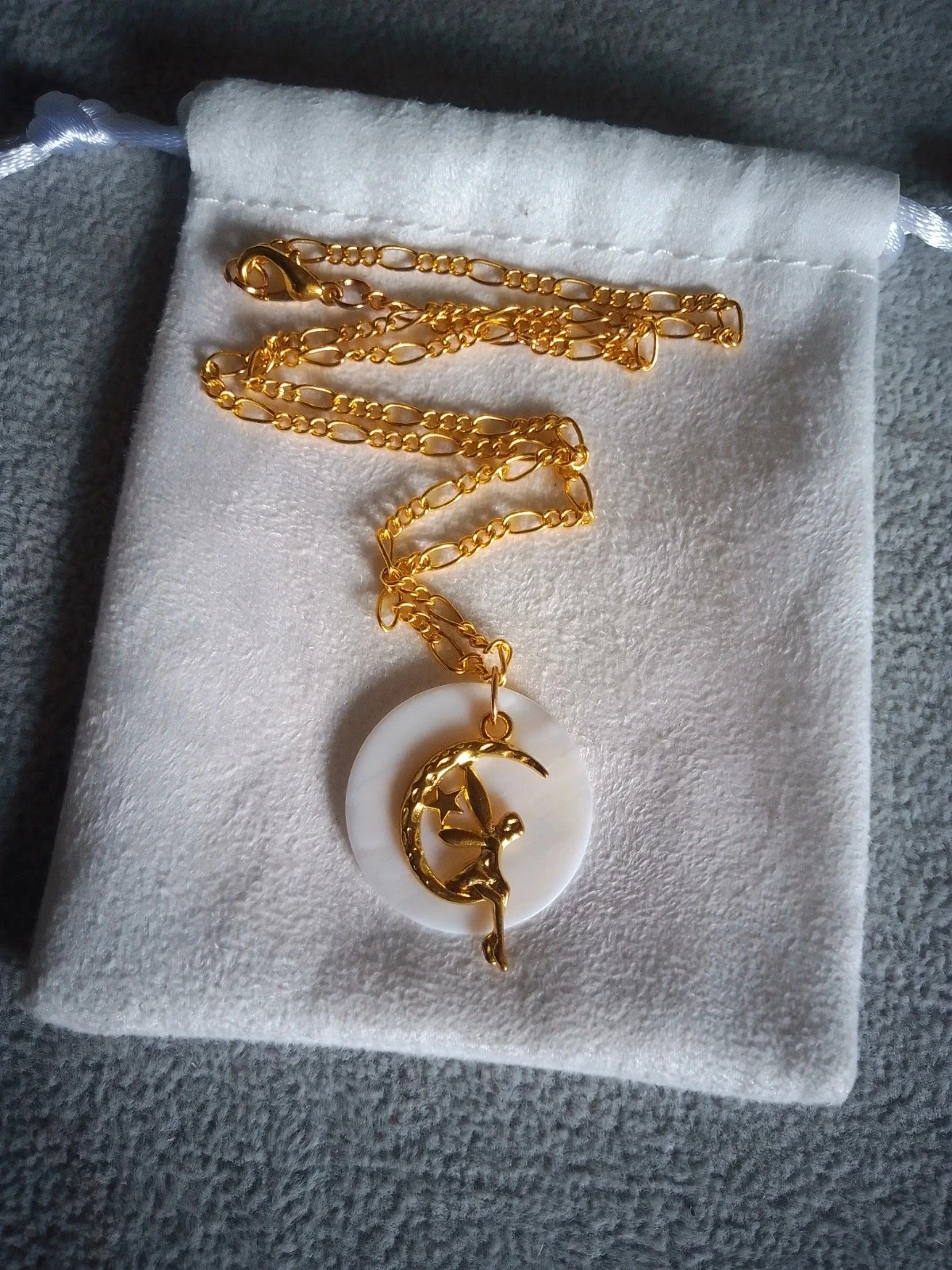 Collier petite fée sur disque de nacre blanche